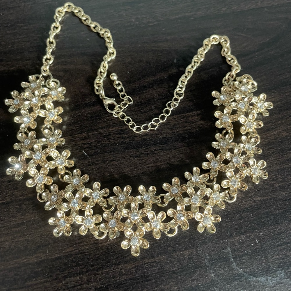 Francesca’s flower necklace